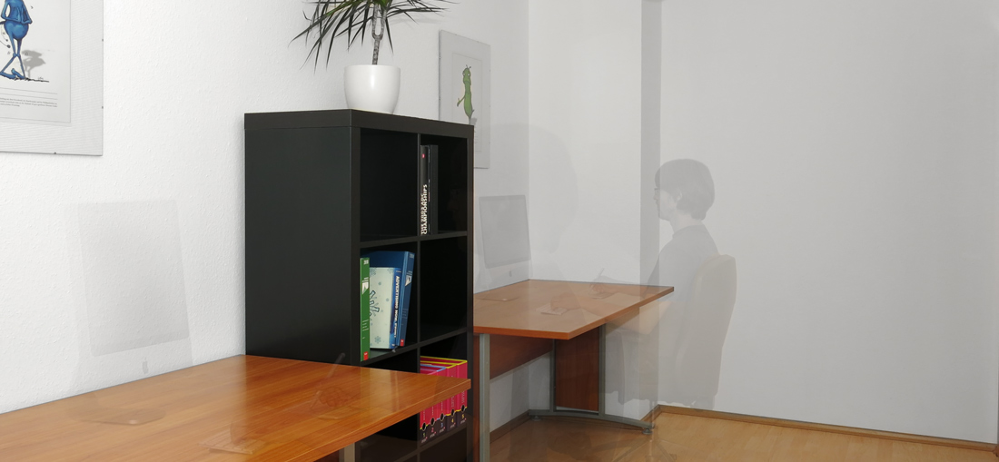 raeume-room2-desk2-with_people